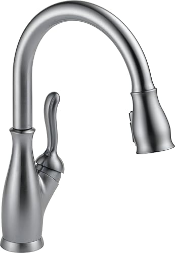 Grifo de cocina con base Delta MagnaTite