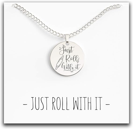 Amazon シェフネックレス Just Roll With It 料理人 パン屋 肉屋に お母様 奥様 ガールフレンドへのギフトに最適 小さなかわいいチャーム ラウンドベイカーペンダント ネックレス 通販