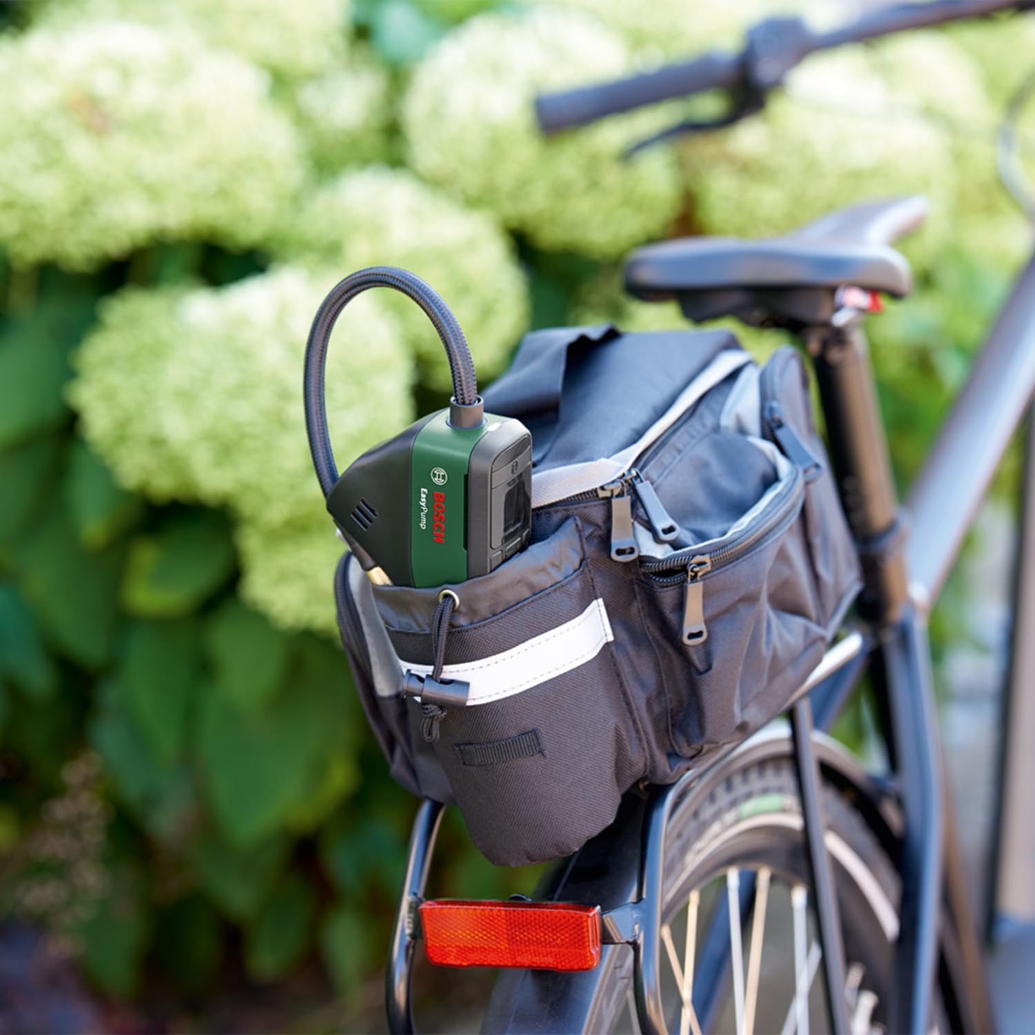 Bosch elektrische Fahrradpumpe/Luftpumpe/Mini Kompressor EasyPump (3,0 Ah Akku, 3,6 Volt, Autostop-Funktion, 150 PSI, 10,3 bar, LED, über USB-C® wiederaufladbar, im Karton) 7