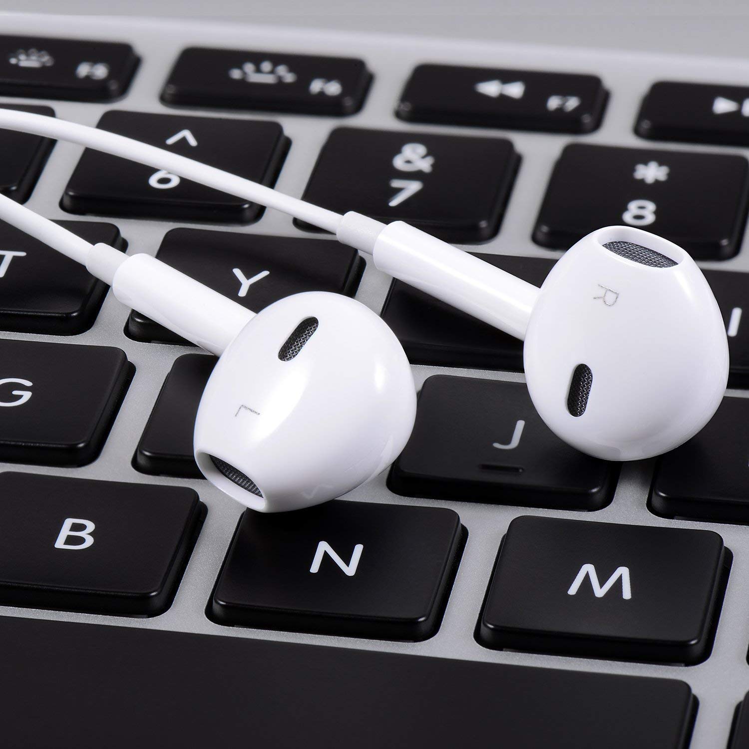 Sports Headphones Volume Control, Ofspower Wired In-Ear Earbuds Microphone for iPhone Ipad Ipod Samsung, Deep Bass Noise Canceling Earphones Mic and Remote, Compatible with iOS and Android 3.5 WHITE