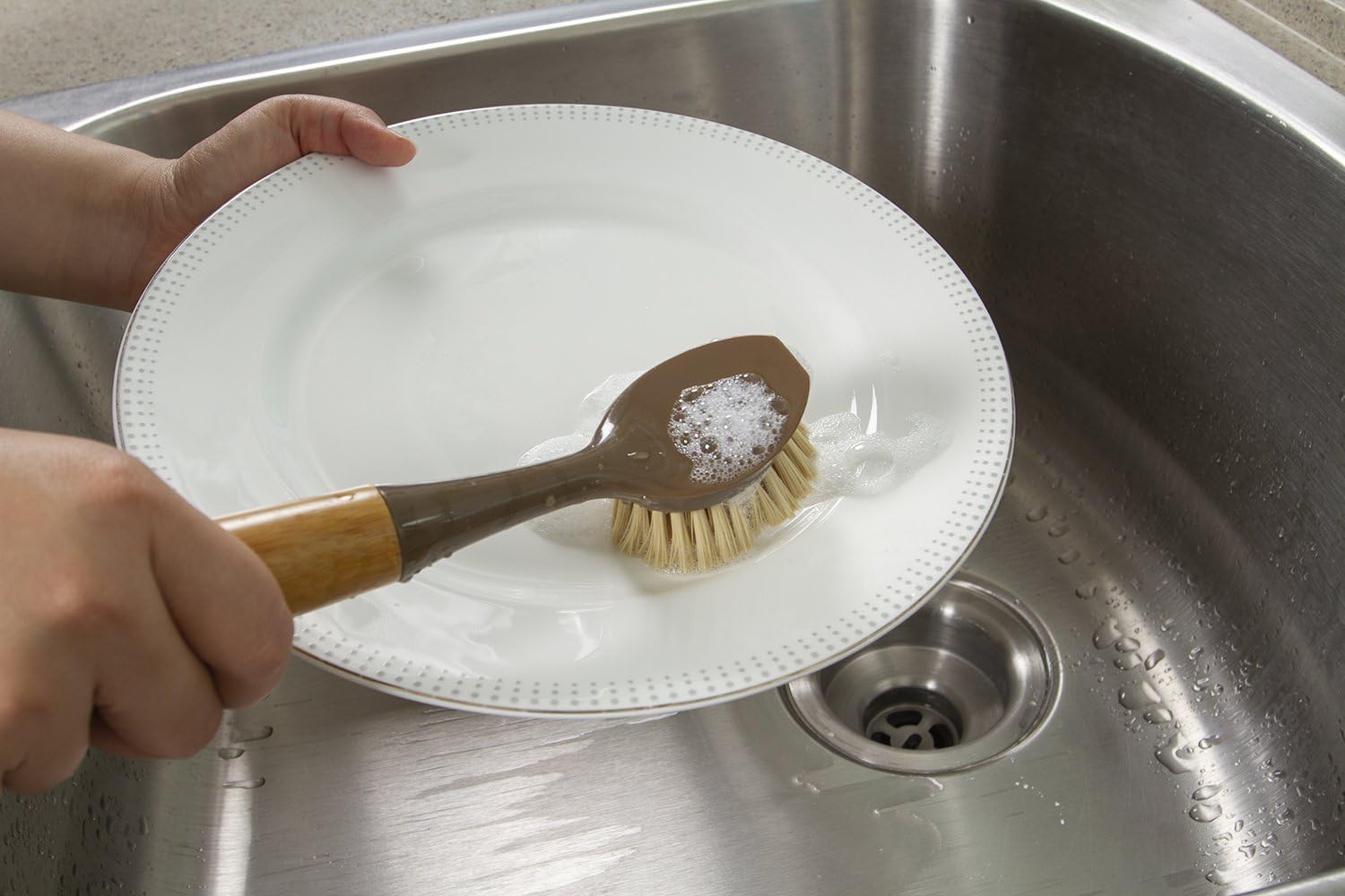 Bamboo Naturals Long Handle Brush 1 Pack Dish Scrubber with Built-in Food Scraper, Made of Sustainable Recycled Plastic: Home & Kitchen