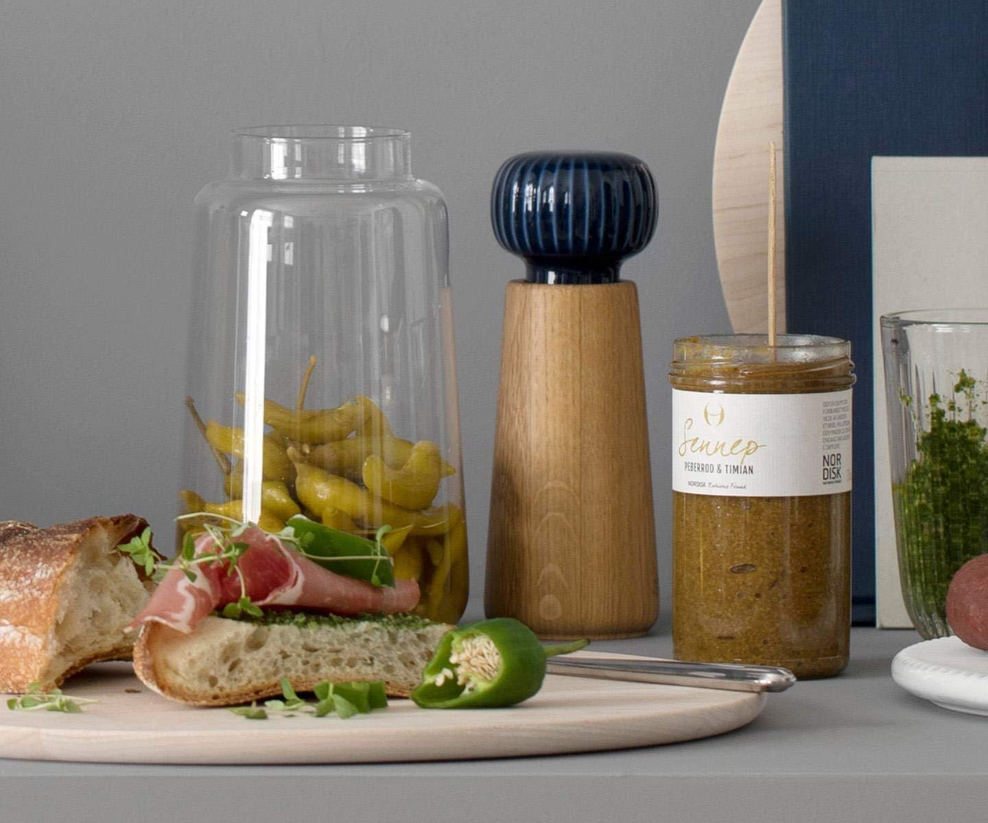 Kähler Hammershoi Salt and Pepper Mill Made of Wood and Porcelain Head, Modern Spice Mill to Turn with Groove Design, Indigo, 18.5cm - Image 4