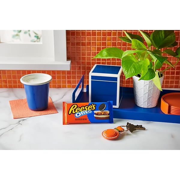 REESE’S OREO MILK CHOCOLATE AND WHITE CREME PEANUT BUTTER CUPS, CANDY PACKS, 1.4 OZ (24 COUNT)