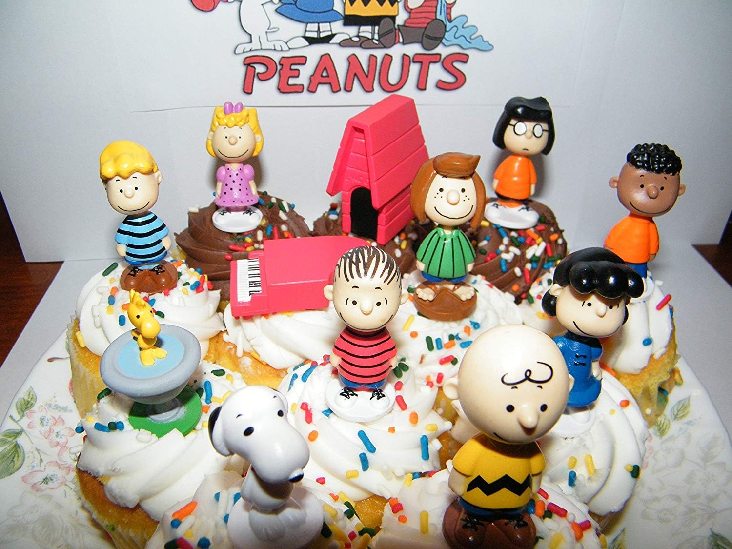 Amazon Co Jp スヌーピーケーキトッパー12個 ケーキカップトッパー 子供 誕生日パーティー ケーキデコレーション用品 おもちゃ