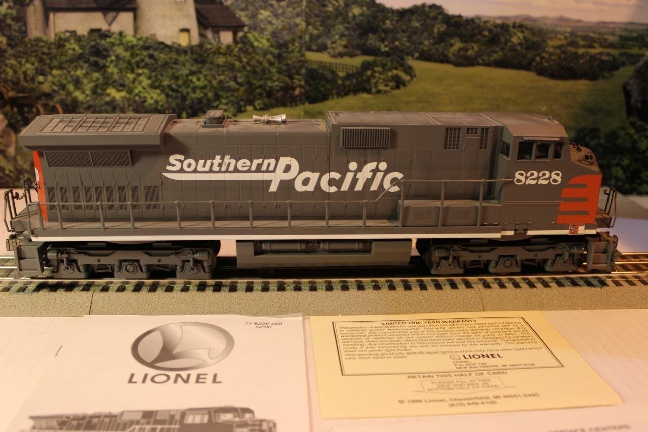 LIONEL 18228 SOUTHERN PACIFIC DASH-9 DIESEL W/PULLMOR MOTORS / TMCC
