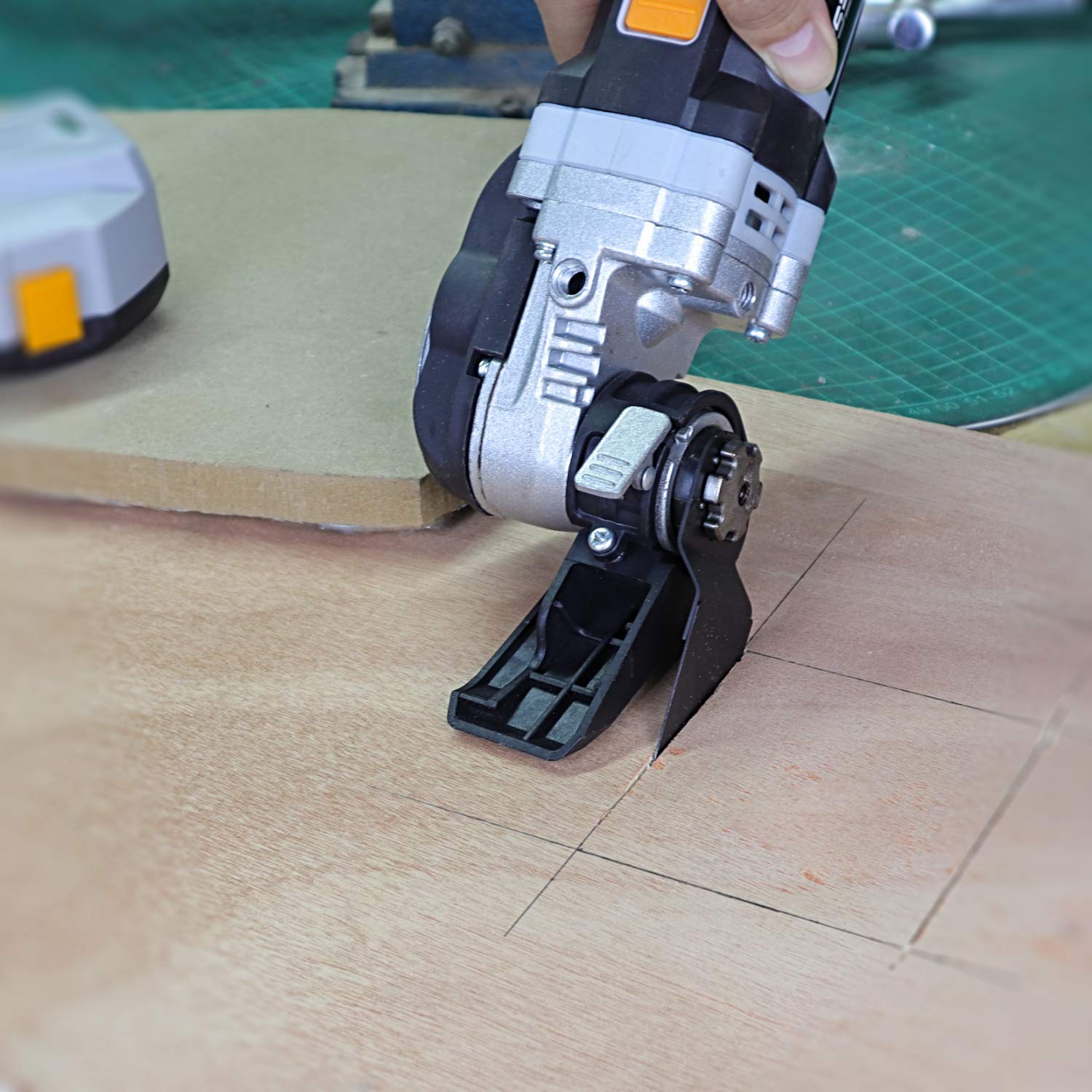 Blank&Black BBPT9526 600W 5 Amp Variable-Speed Multi-function Oscillating Tool Kit with Anti-Vibration 3-Positioned Side-Handle, Quick Blade Change, 5.5° Oscillation Angle