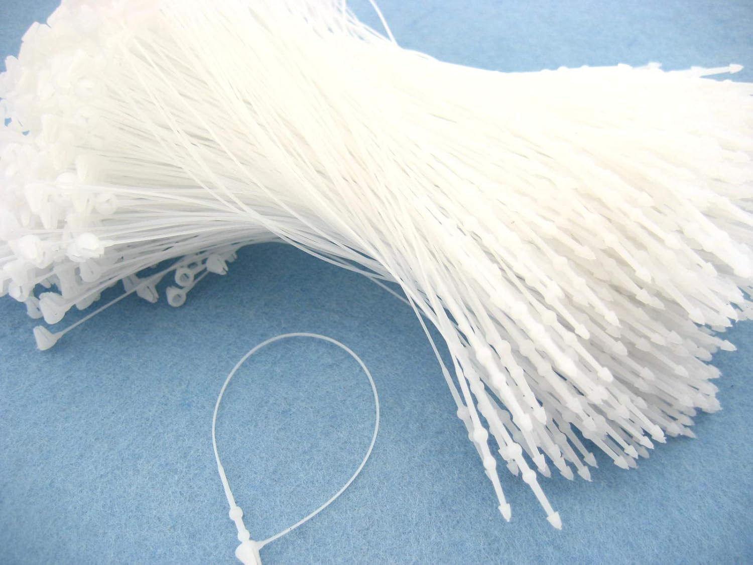 1000pcs White Plastic Hang Tag String Snap Lock Fastener Hand use