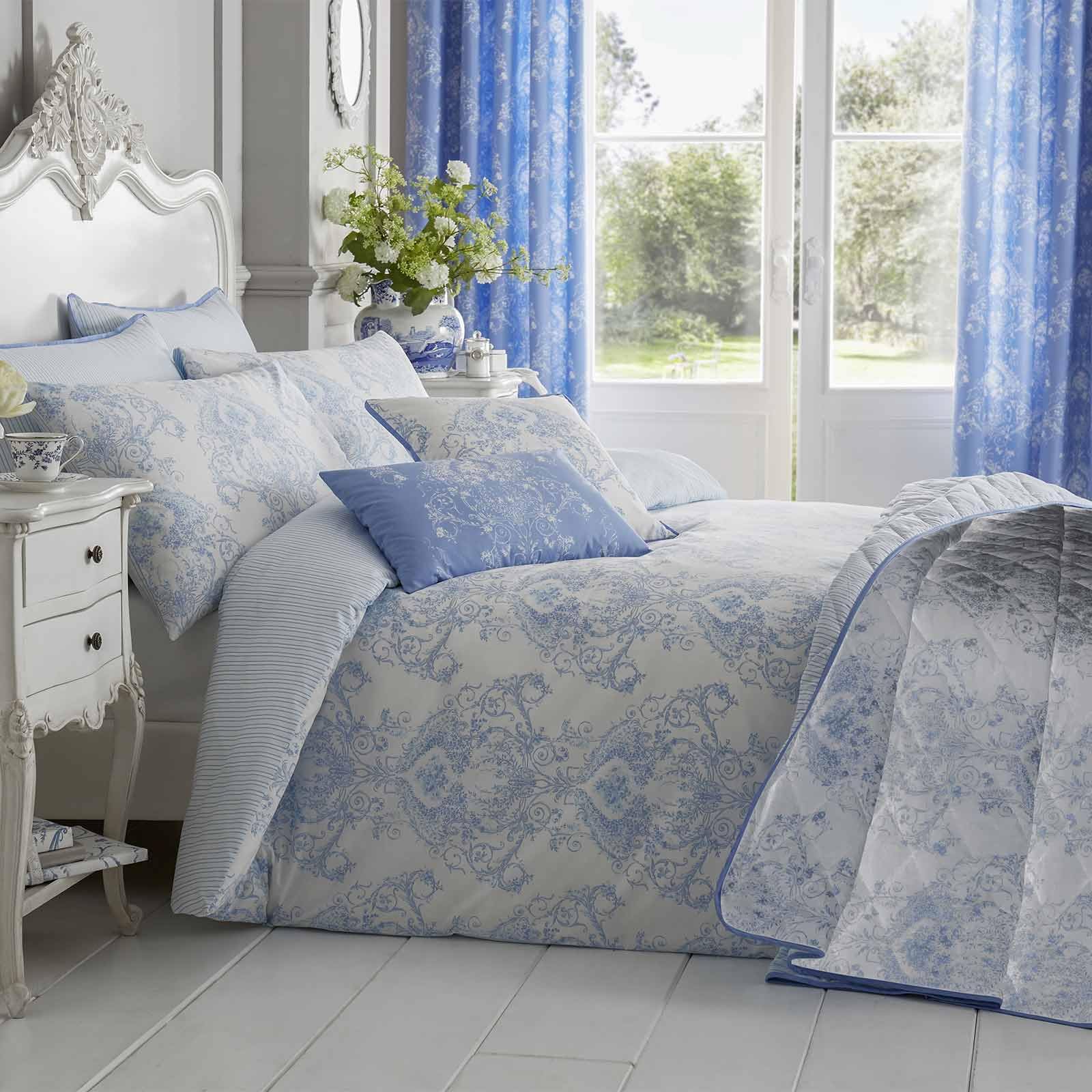 HOMESCAPES Luxury Toile Duvet Cover Set Pastel Blue & White French Damask Style Bedspread Cotton Rich 200 Thread Count Duvet Cover with Matching Pillowcases Reversible Stripe Pattern, King Size