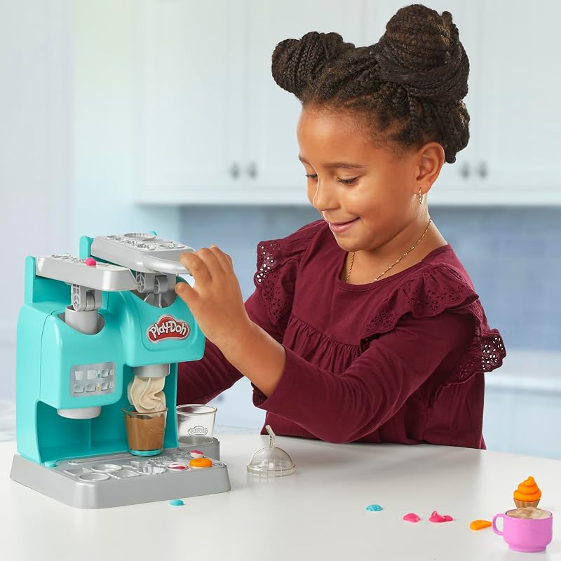 Kitchen Creations Mon Super Café, Coffret avec Machine à Café, 20 Accessoires et 8 Pots de Pâte à Modeler pour Loisirs Créatifs, Jouet Culinaire
