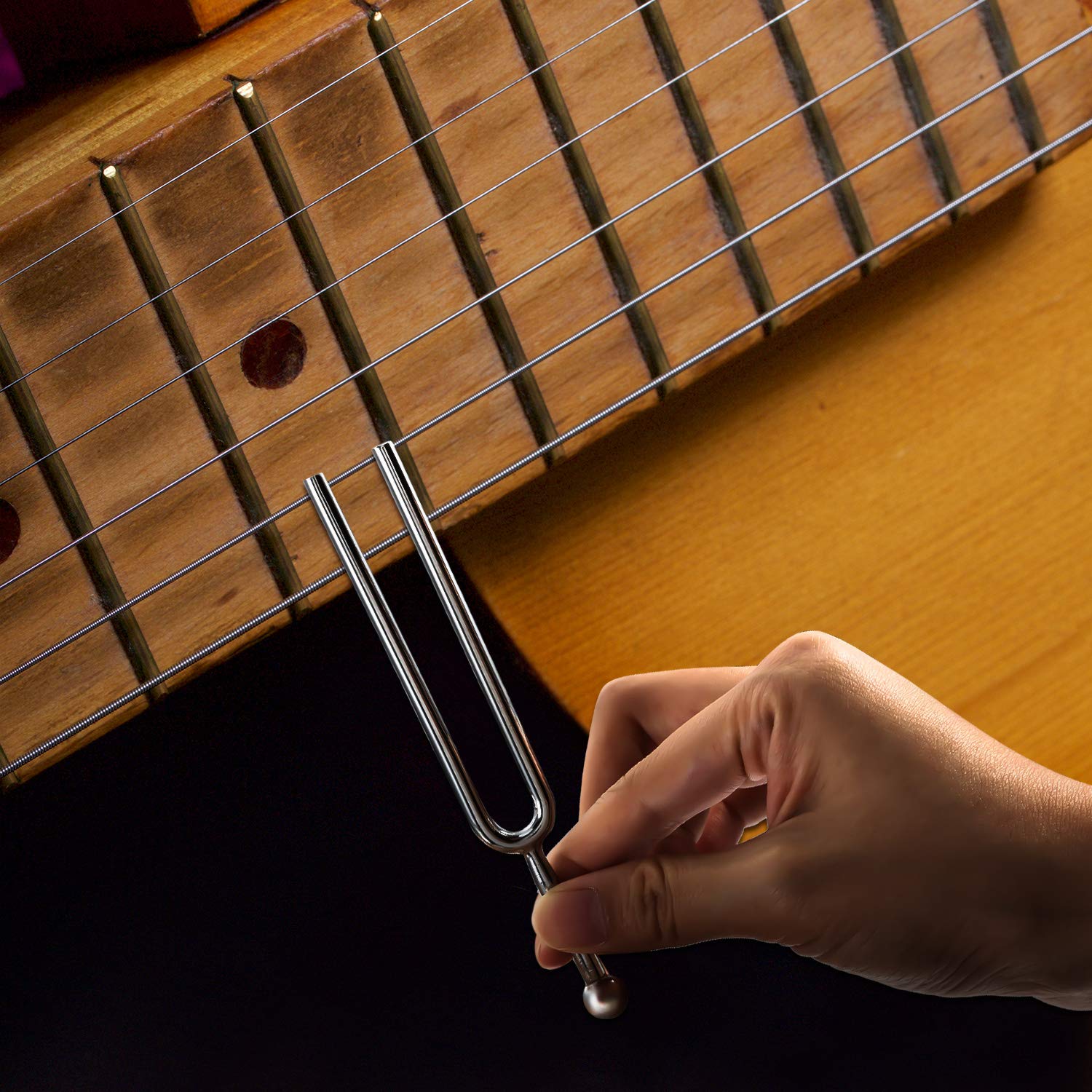 Stimmgabel inkl. A440 Hz Stimmgabel aus Edelstahl, Reinigungstuch und Schwarzer Aufbewahrungstasche für Musical Standard-Instrumente Violine Gitarren Tuner Geräte 4