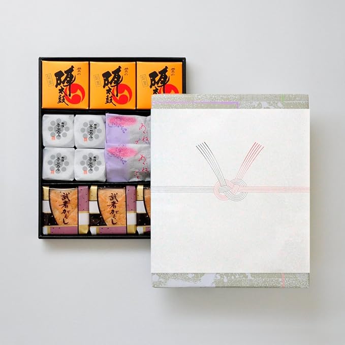 Amazon お菓子の香梅 銘菓詰合せ四種 12個入 紅白結び切り のしなし 誉の陣太鼓 武者がえし 五十四万石 あかねさす スイーツ 560g お菓子の香梅 和菓子 通販