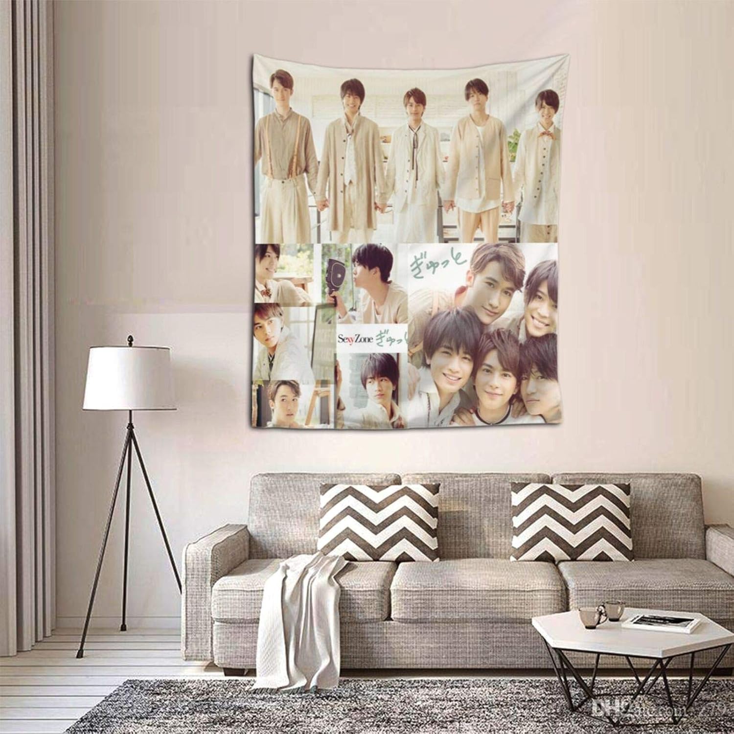 Amazon Co Jp 21新款 Sexy Zone 写真集 タペストリー インテリア モダンアート おしゃれ壁掛け 大判 装飾布 ウォールアート 布ポスター ファブリック装飾用品 多機能 室内 窓や壁の飾り お店 人気 新居祝い 個性ギフト 152x130cm ホーム キッチン