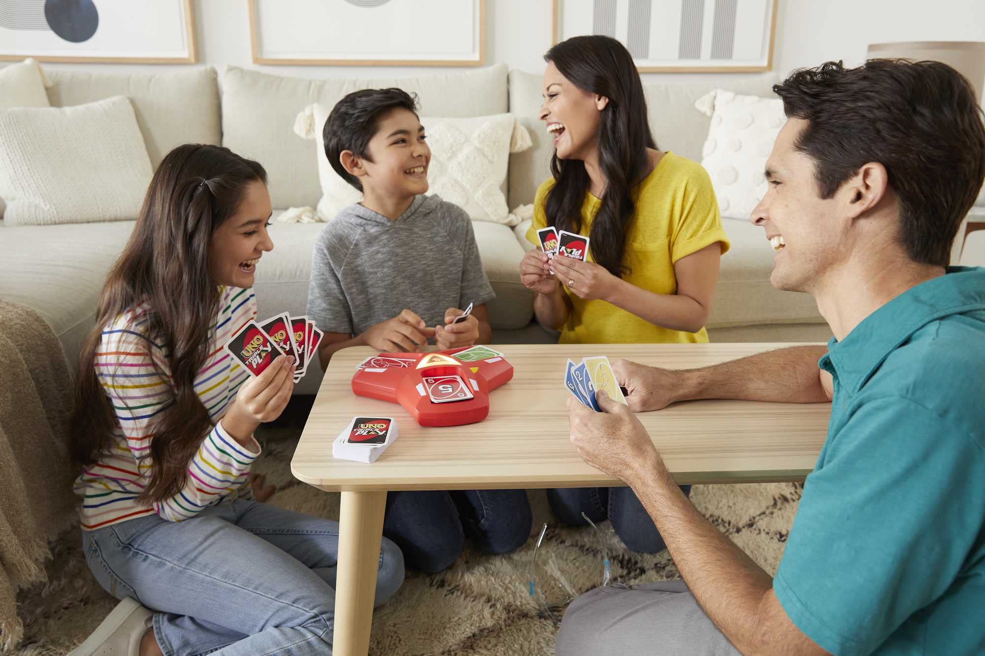 Mattel Games UNO Triple Play, Uno Kartenspiel für die Familie, mit Licht und Soundeffekten, Perfekt als Kinderspiel, Reisespiel oder Spiel für Erwachsene, für 2-6 Spieler, ab 7 Jahren, HCC21 7