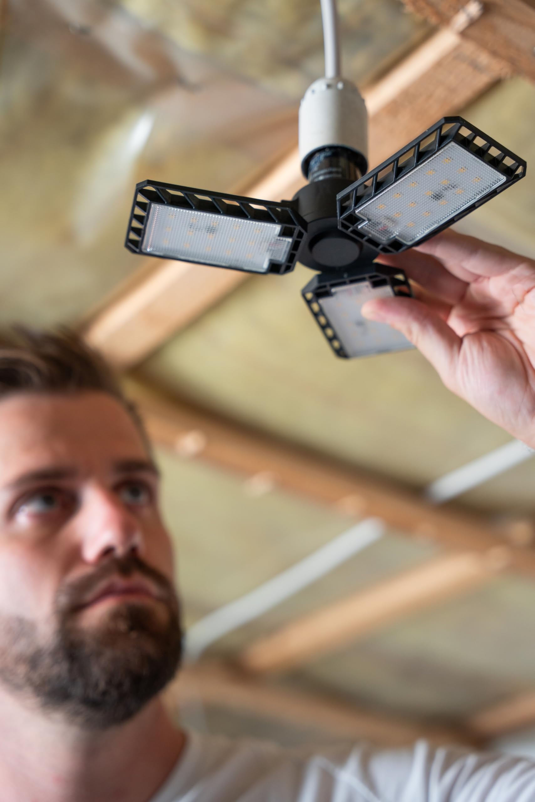 OSRAM Highbay Blade Deckenlampe in Schwarz, Kunststoff, mit verstellbaren Lichtflügeln, bietet 17 W bzw. 1700 lm in Neutralweiß mit 4000 K, E27 Schraubgewinde, 231 mm Durchmesser, IP20 2