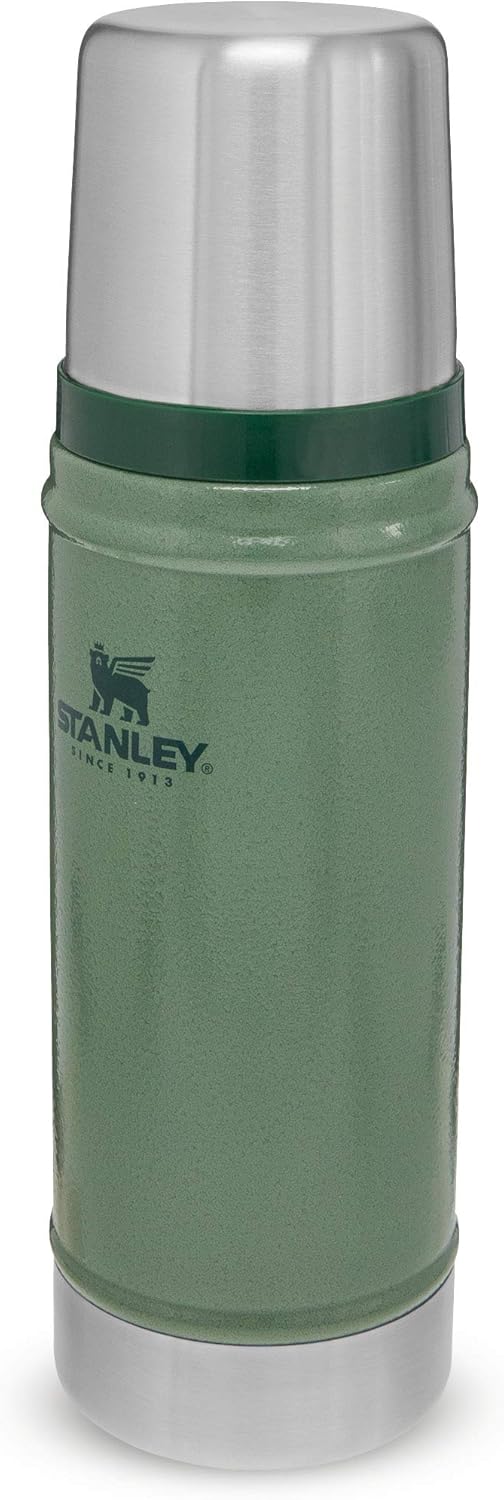 Stanley Classic Legendary Bottle Edelstahl-Thermoskanne, | BPA-frei |Hält heiß oder kalt | Deckel fungiert auch als Trinkbecher | Spülmaschinenfest | Lifetime Warranty, Hammertone Green, 0.47 L