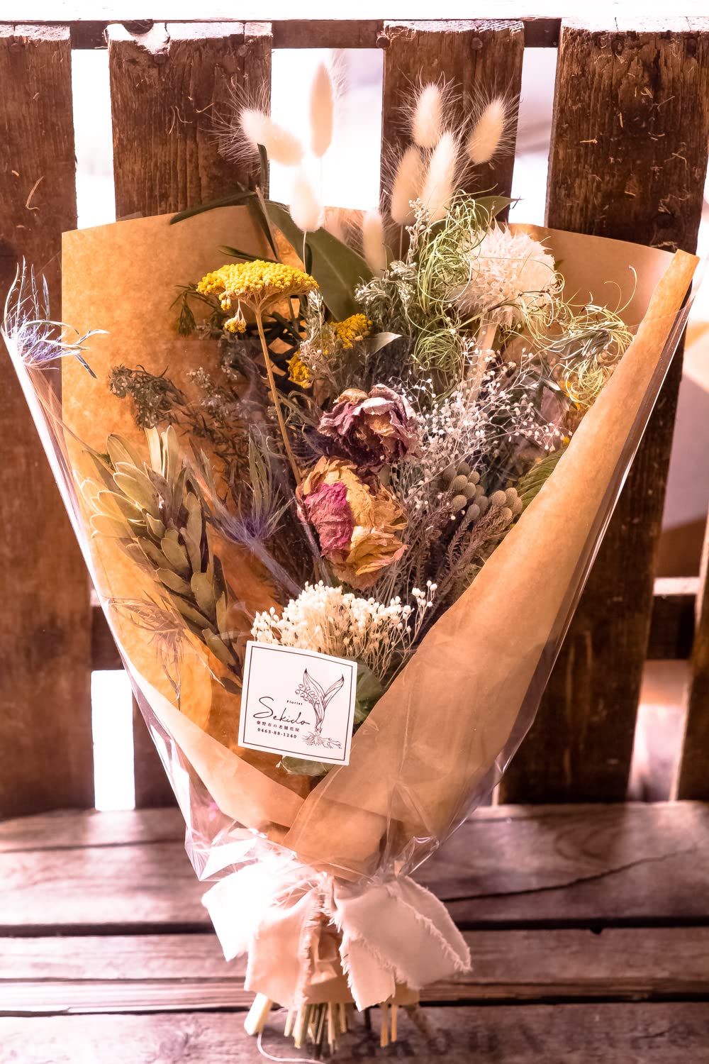 [秦野市の花屋 フローリストせきど] ドライフラワーブーケ Mサイズ (総理大臣賞受賞デザイナー監修/ラッピングしてお届け/ウィンターギフト/クリスマス/お歳暮/お誕生日/結婚記念日/お祝い)商品画像