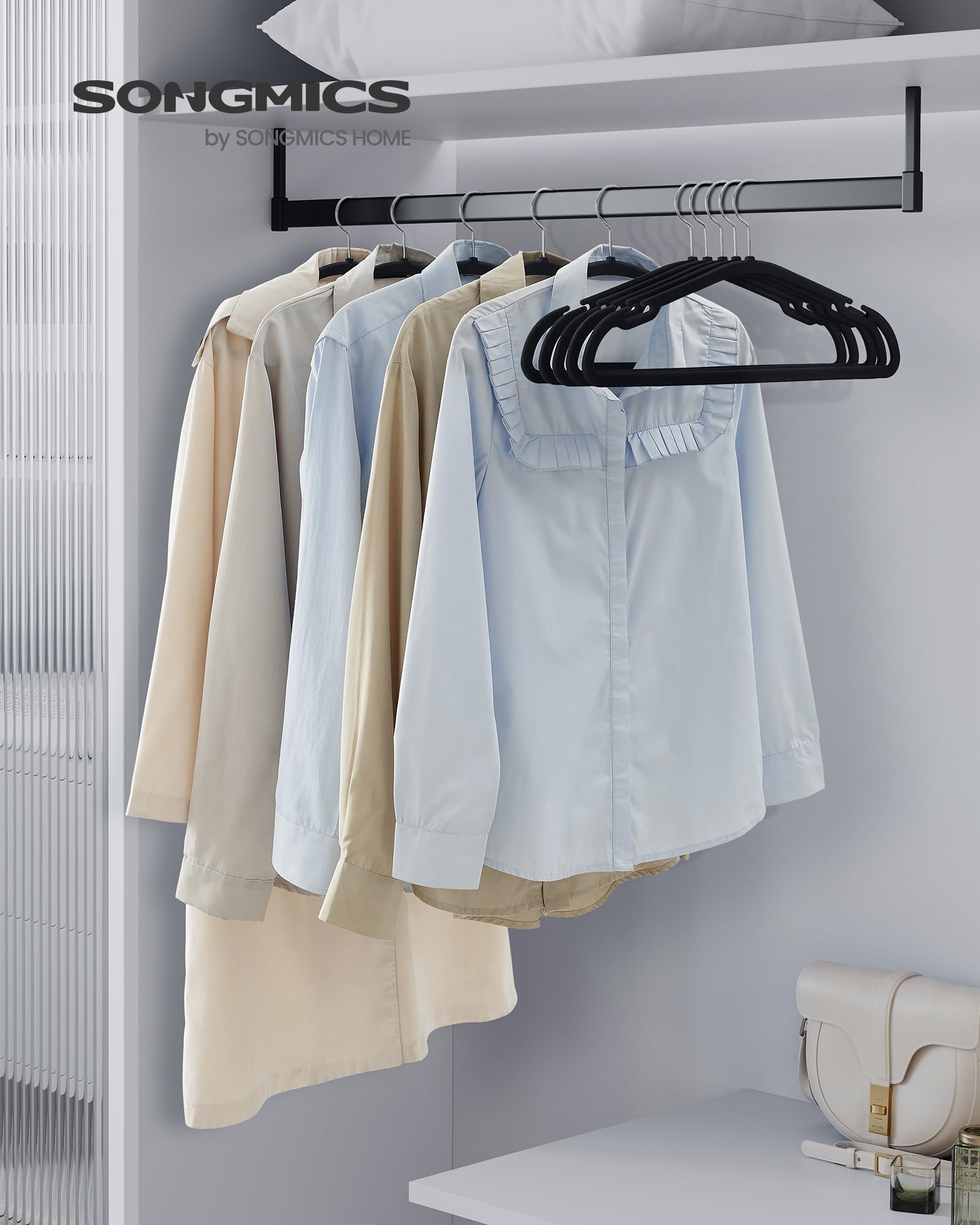 SONGMICS Kleiderbügel Samt, Bügel 50er Set, 43 x 21 cm, Samtbügel rutschfest, breite Schulterkerben, Stange für Hosen, 360° drehbarer Haken, platzsparend, für Garderobe, tintenschwarz CRF039B03 2