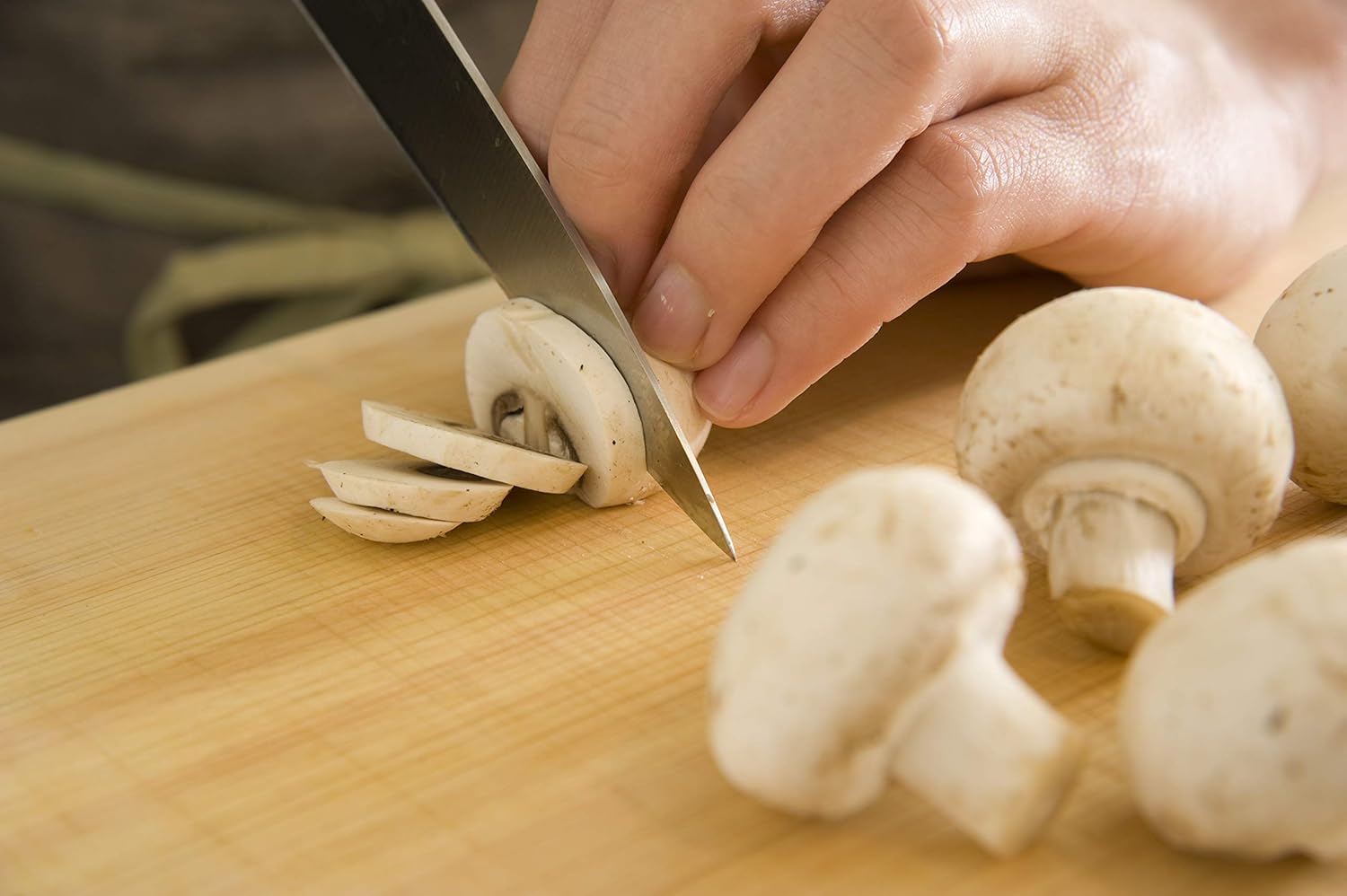 マッシュルームを包丁で切っている様子