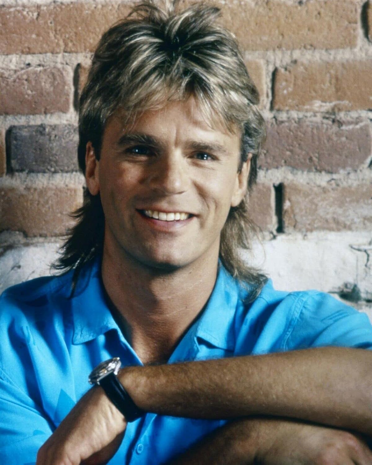 Photographs - Richard Dean Anderson with big smile in blue shirt as TV's MacGyver 8x10 photo