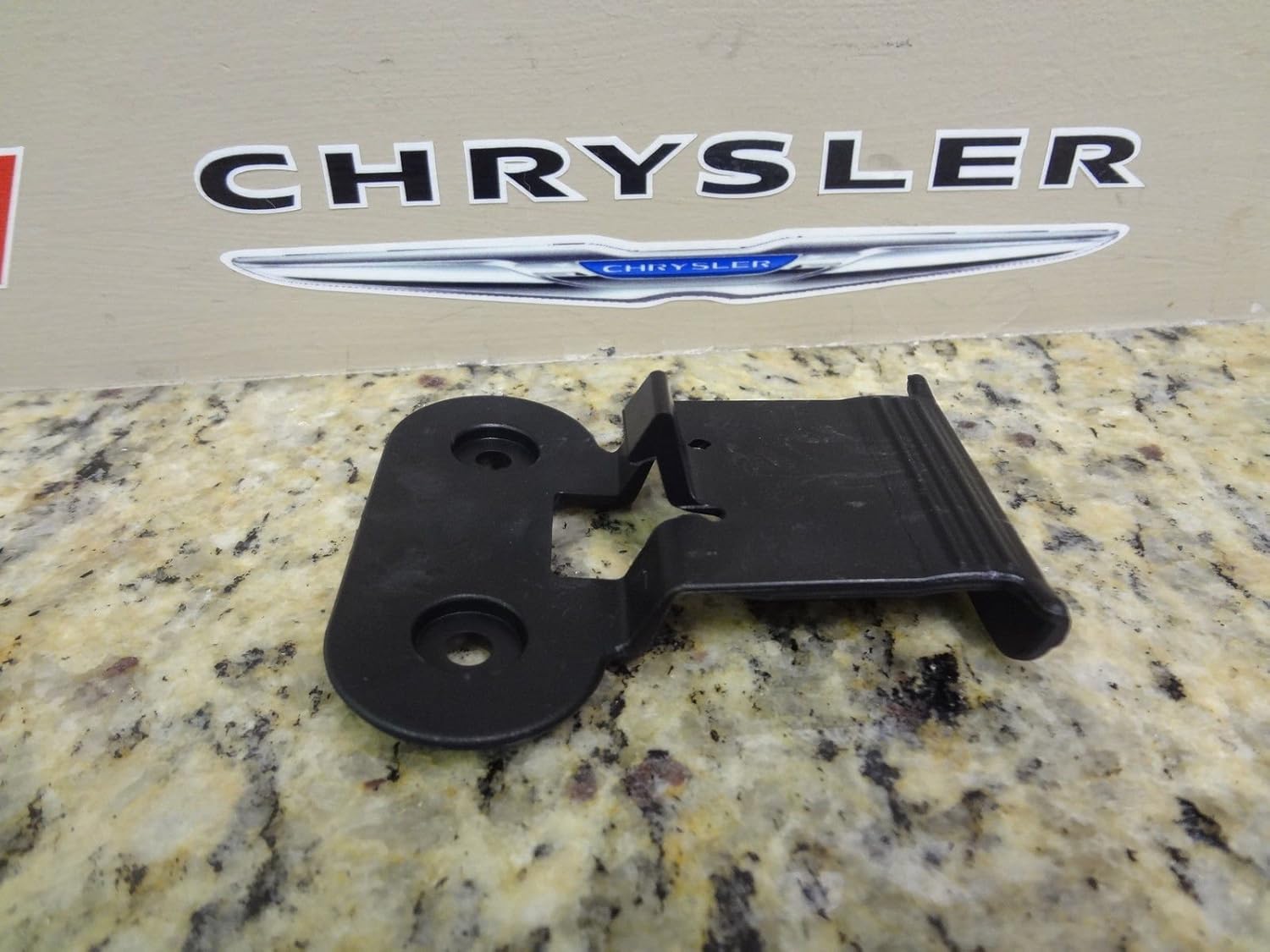 19972001 JEEP CHEROKEE NEW ARMREST LID LATCH CENTER