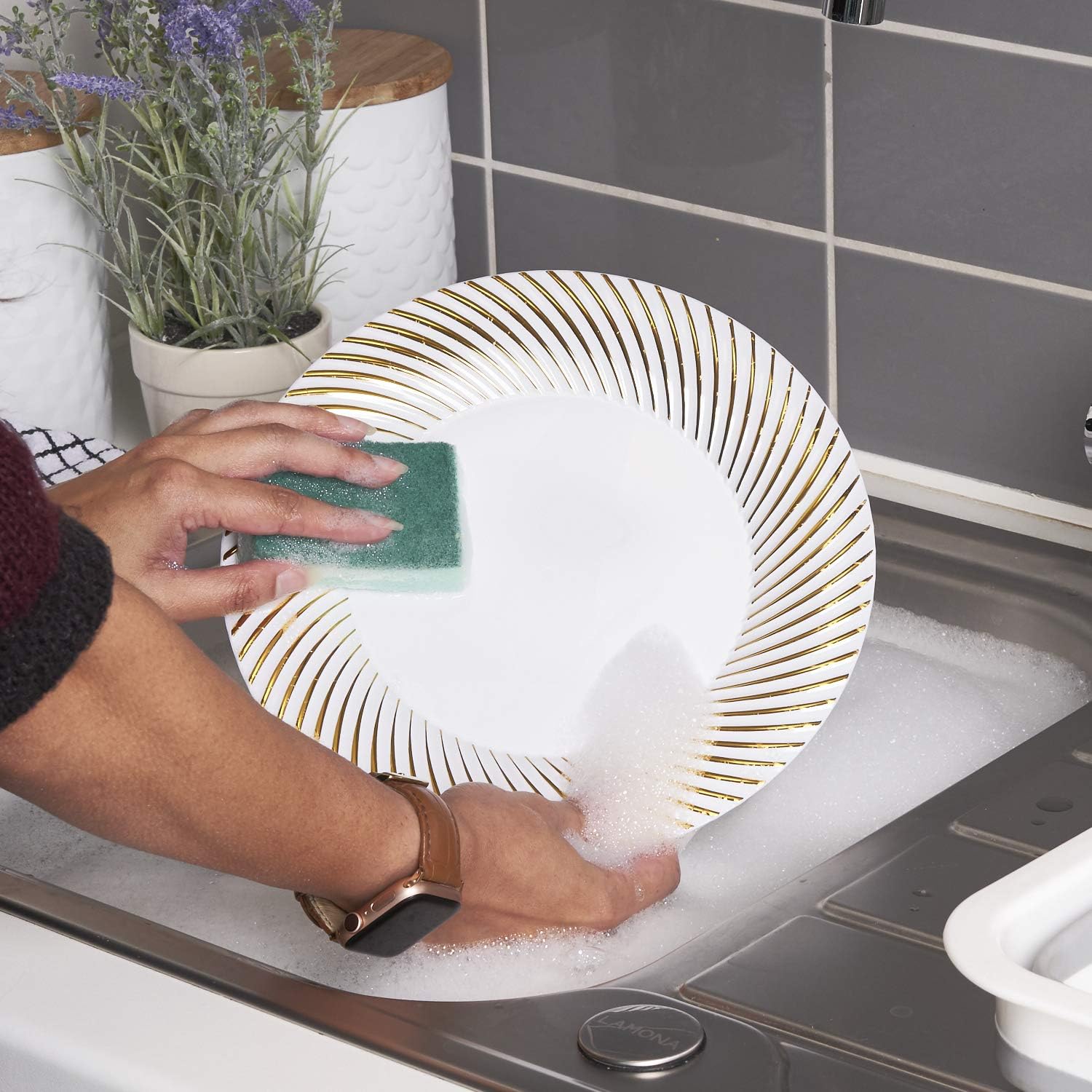 Matana - 20 Premium Multi-Use Plastic Dinner Plates with Gold Ripple Rim - 26cm - Image 5