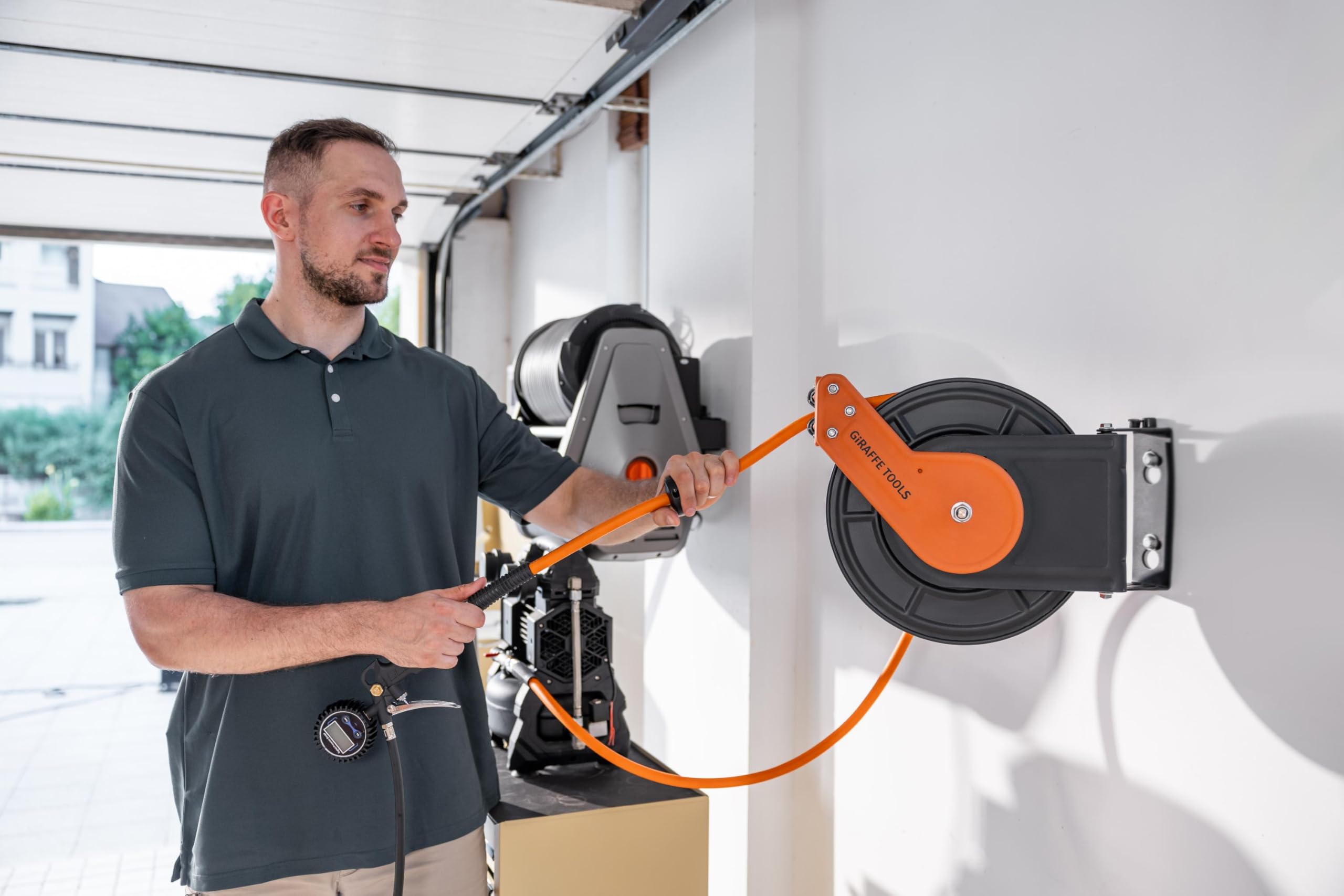Giraffe Tools Automatik Druckluftschlauchtrommel 15M-Robuster Aufroller mit 1/4" Anschluss&3/8" Schlauch (Ø9,5mm) max 300PSI für Werkstatt und Garage-Plus Version mit 180°Schwenkbracket und Zubehörset 9