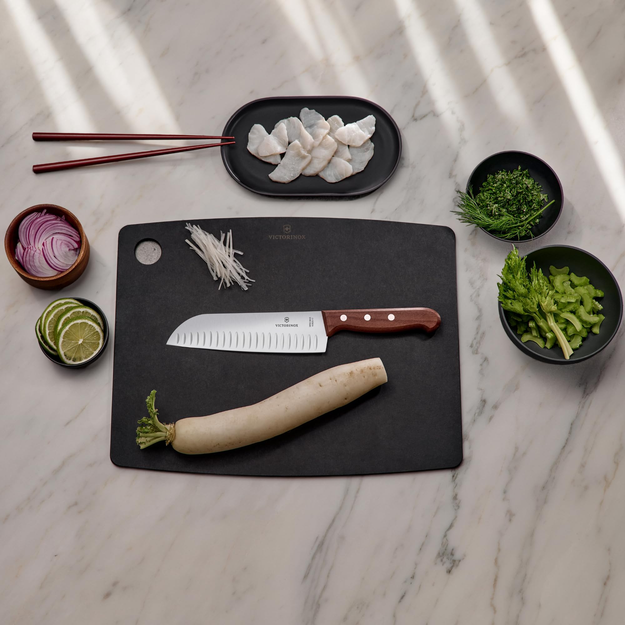 Victorinox Wood Santokumesser, Japanisches Kochmesser, 17 cm, Kullenschliff 2