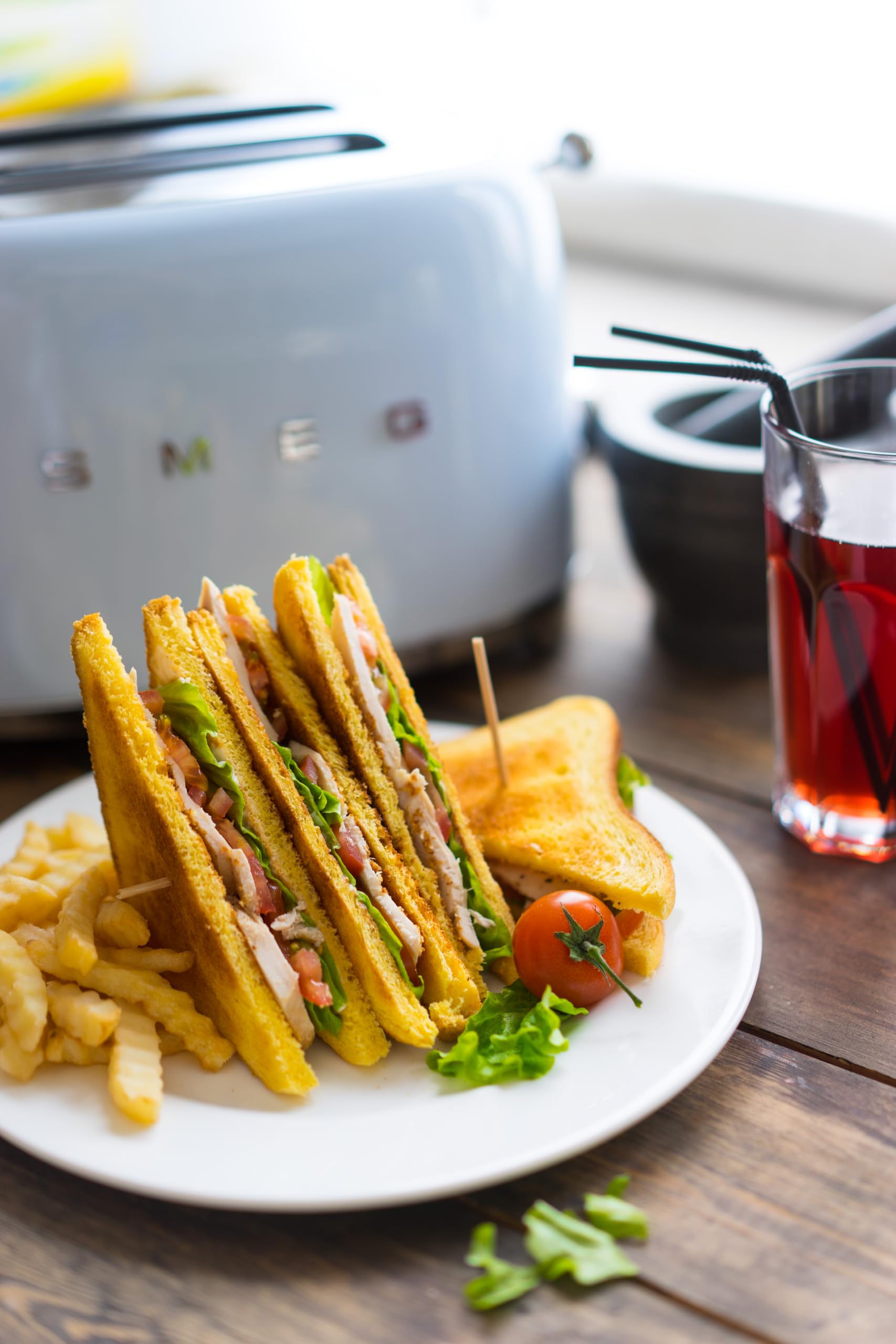 SMEG Tostadora de 2 rebanadas con 6 presintonías y función de descongelación y bandeja recogemigas extraíble TSF01PBUS, azul pastel