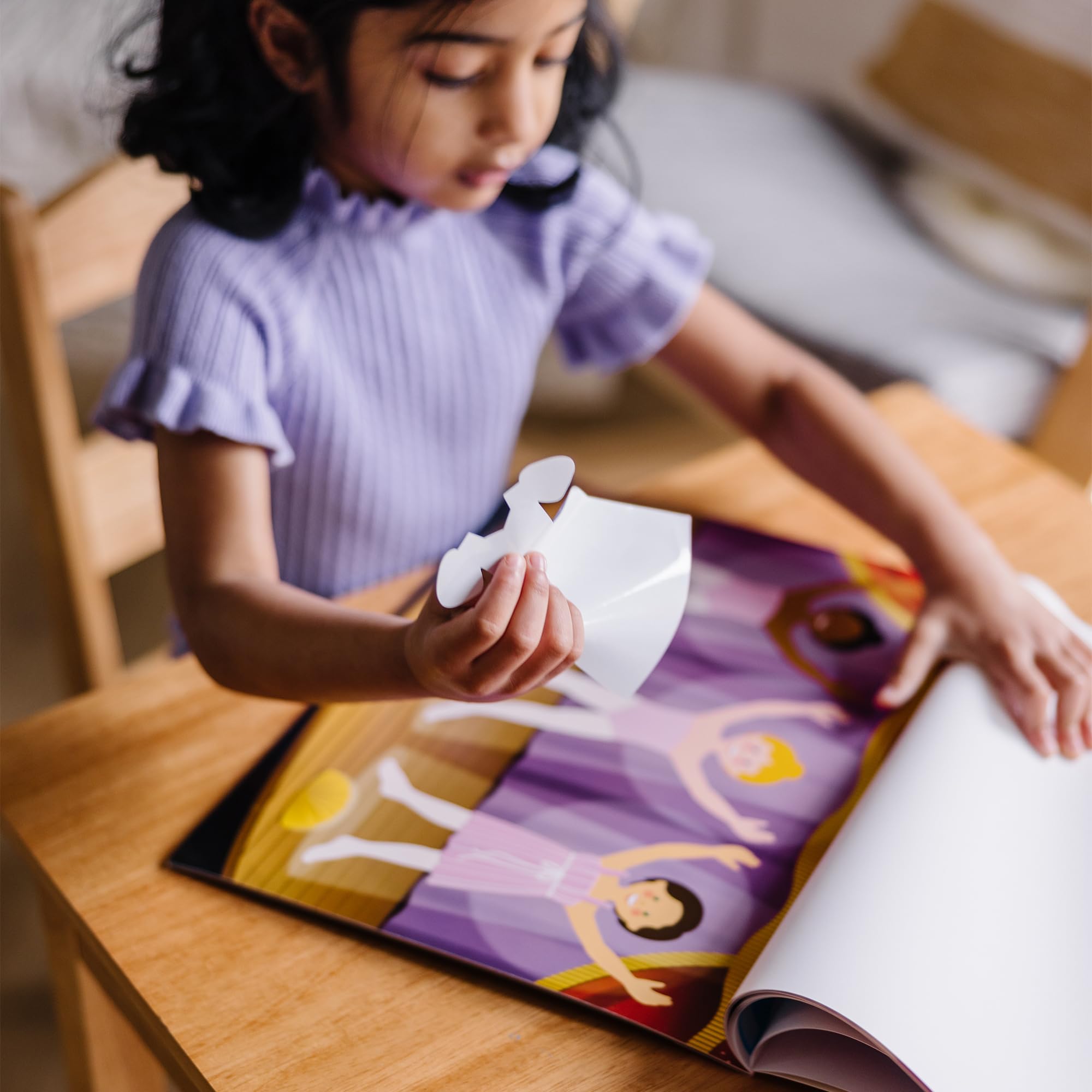 Melissa & Doug - Wiederverwendbare Stickerbücher Verkleidung, Reiseaktivitäten für Kleinkinder, Wiederverwendbare Sticker praktisch für unterwegs im Auto oder Flugzeug, für Kinder ab 3 Jahren 9