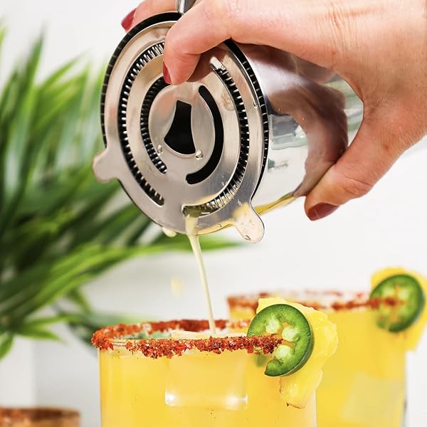 MR & MRS T SPICY MARGARITA MIX, 1L BOTTLE, – PREMIUM COCKTAIL MIXER FOR MARGARITA MIXES, READY TO USE