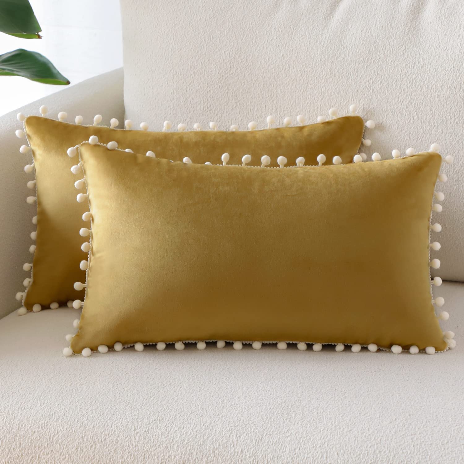 Sungeek Pack of 2 Decorative Cushion Covers Soft Velvet Pompoms Pillow Covers with Invisible Zipper Home Decor Throw Pillow Cases for Sofa Bedroom Living Room 30x50cm Gold