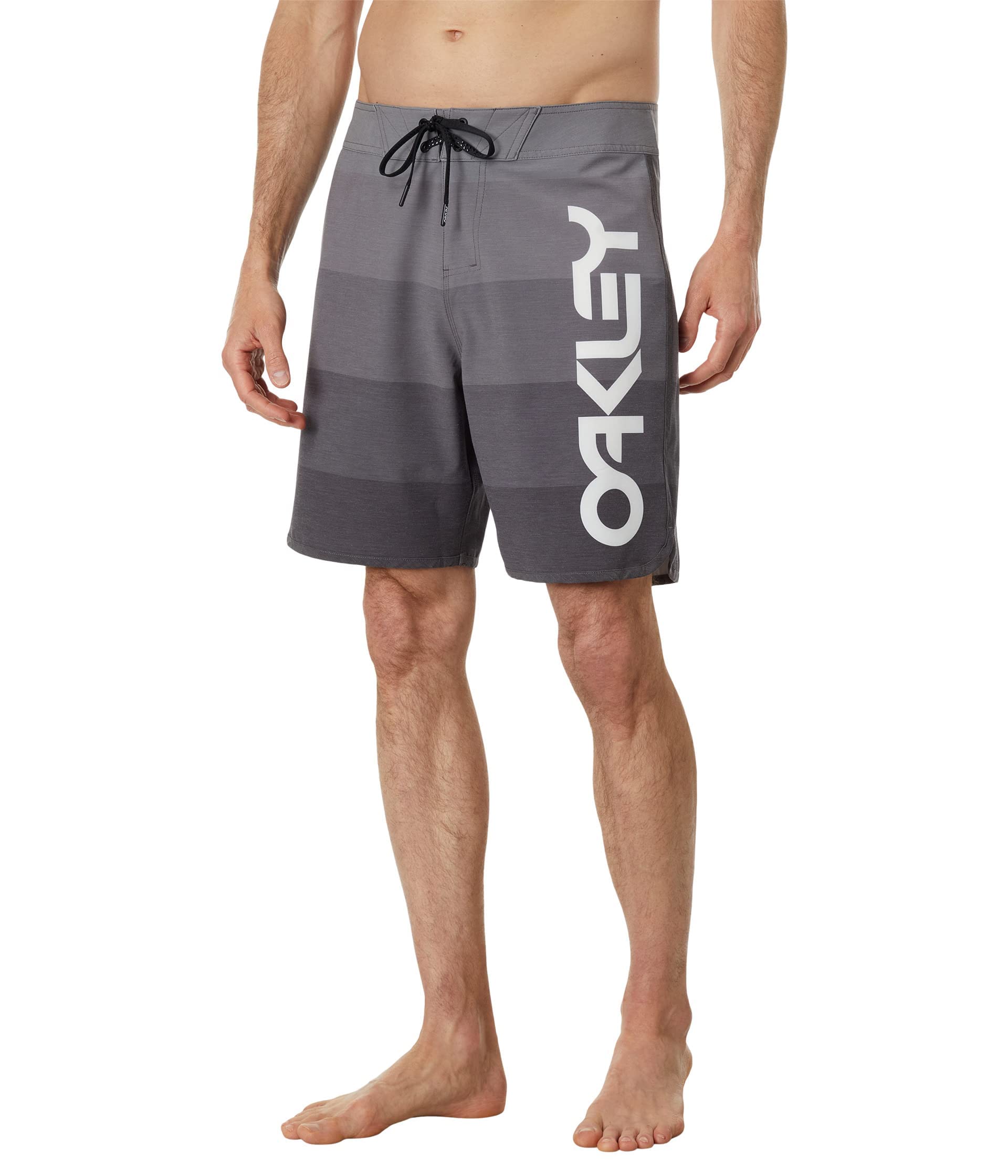 Oakley Men’s Standard Retro Mark 19″ Boardshort, Blackout