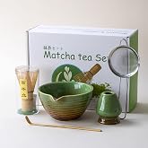 Traditional Matcha Tea Ceremony Set with Ceramic Bowl, Bamboo Whisk, Stand and Strainer, 5-Piece (green)