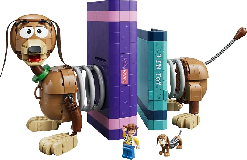 ǀ Disney et Pixar Serre-Livres Zigzag de Toy Story - Set de Construction pour Adulte - Décoration Book Nook pour Étagère - Minifigurine de Woody & Figurine du Chien - Cadeau pour Fans 43301