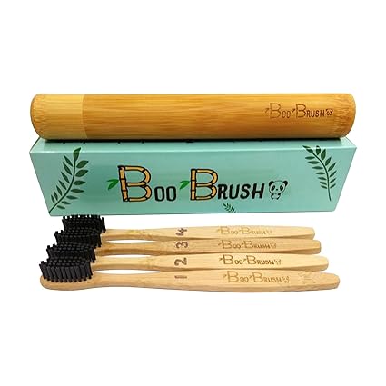 BooBrush Holz-Zahnbürste - Bambus-Zahnbürste mit Aktivkohle-Borsten mit Reise-Etui, mittel - weich (4er Set)