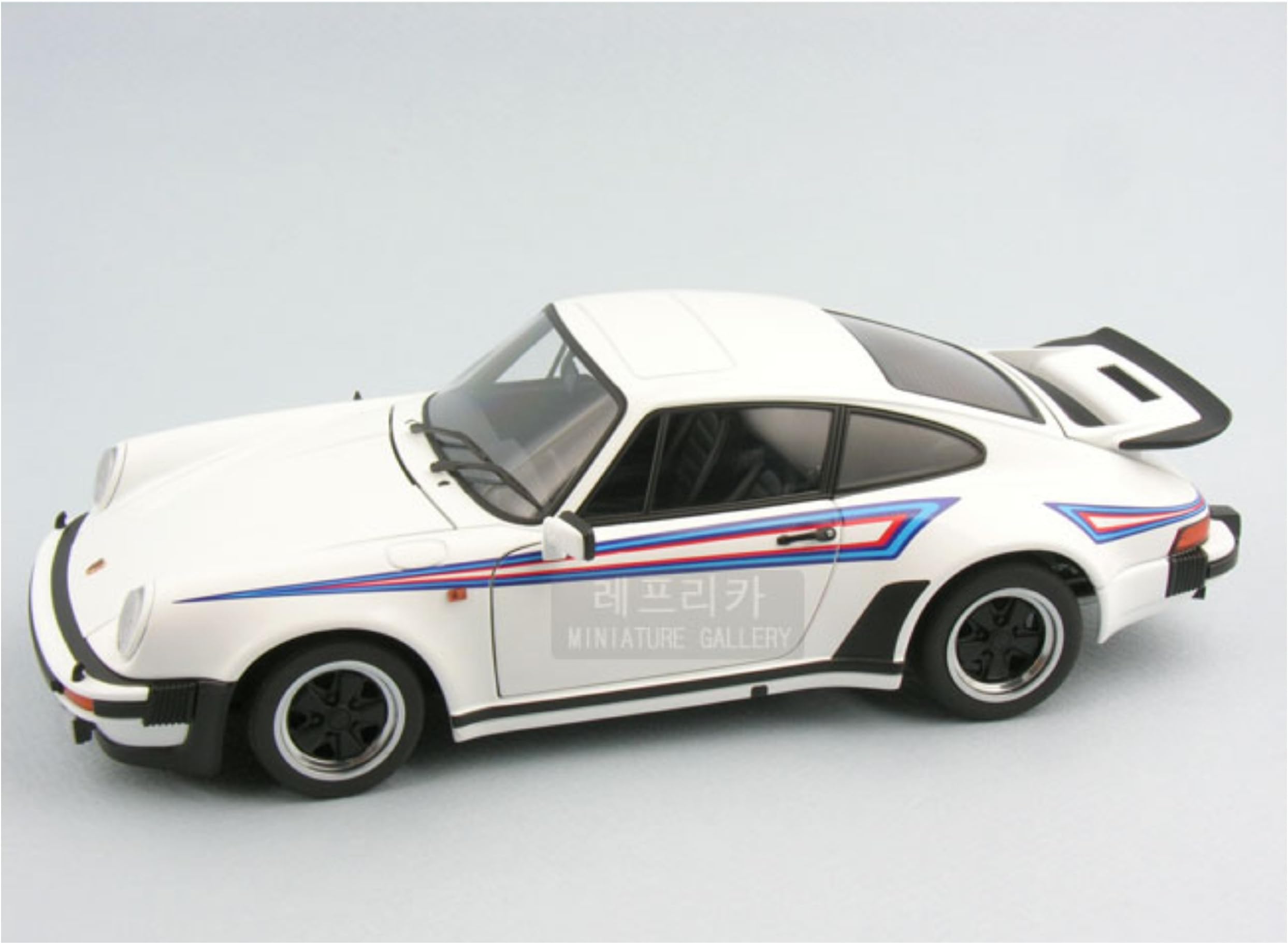 Die cast Miniature 1/18 Auto Art PORSCHE 911 3.0 TURBO (AA779721WH)