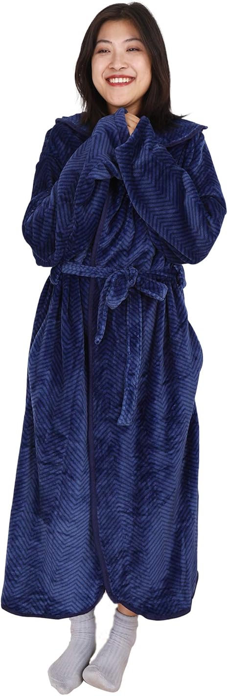 Amazon Co Jp 着る毛布 マイクロファイバー 着るブランケット メンズ レディース 男女兼用 着丈150cm ルームウェア 洗える ポケット付き ガウン ふわふわ 防寒 妊娠 おしゃれ 冬 パジャマ フリーサイズ ヘリンボーンネイビー Vk Living ホーム キッチン
