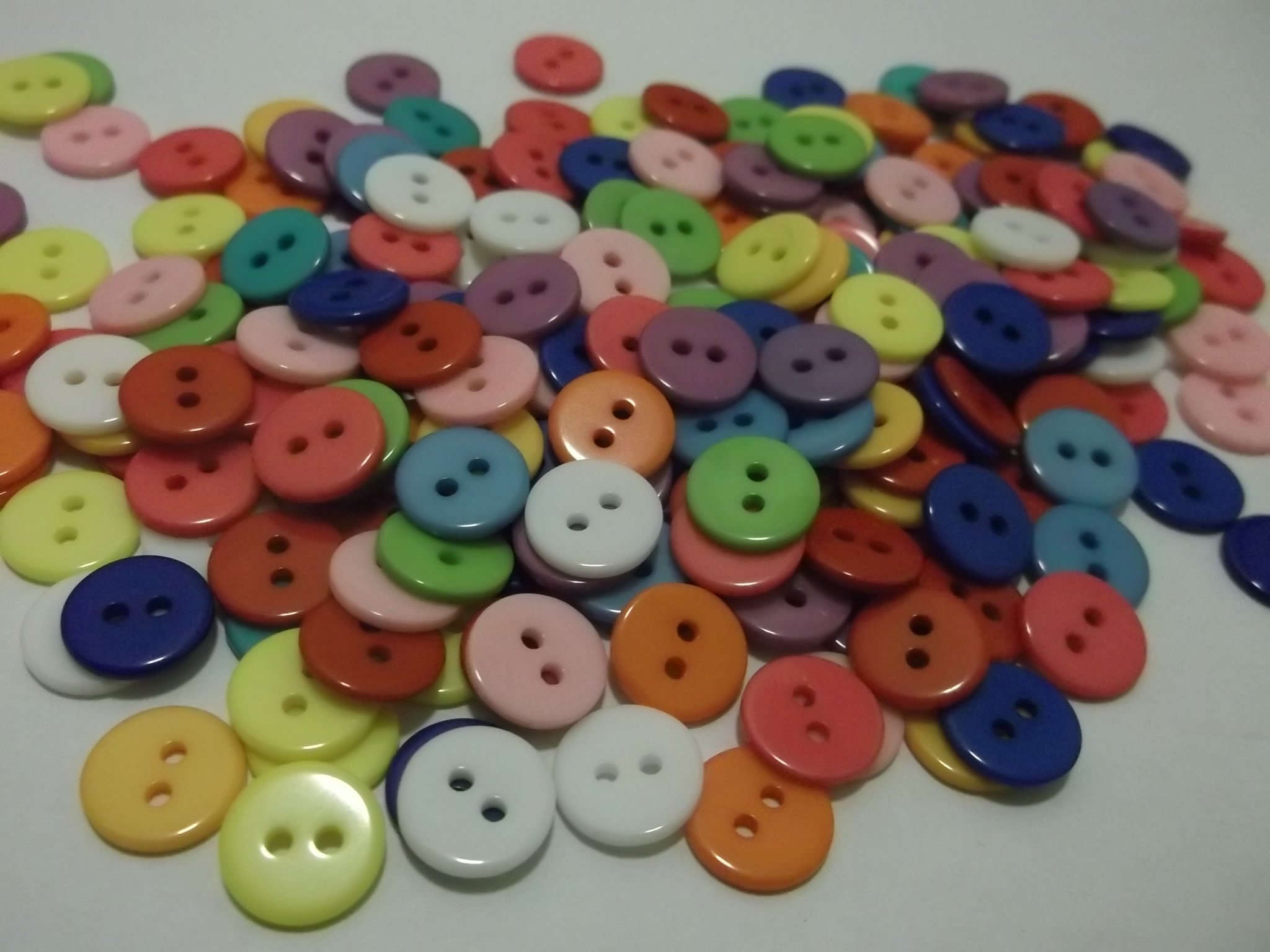 200 x Plain Mixed Colour Round 2 Hole 11mm Sewing Buttons. for Cardmaking, Scrapbooking, Clothes Knitting — image 1