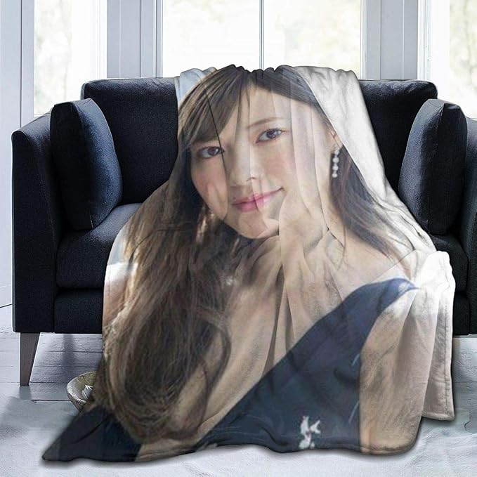 Amazon Co Jp 毛布 ひざ掛け 乃木坂46 白石麻衣 ブランケット もうふ ひざかけ 掛け布団 着る毛布 掛け毛布 フランネル ふわふわ 柔らかい 冷房対策 軽くて暖かい 秋冬 軽量 夏用 抗菌 防臭 防ダニ 洗える プレゼント 150 130cm ホーム キッチン