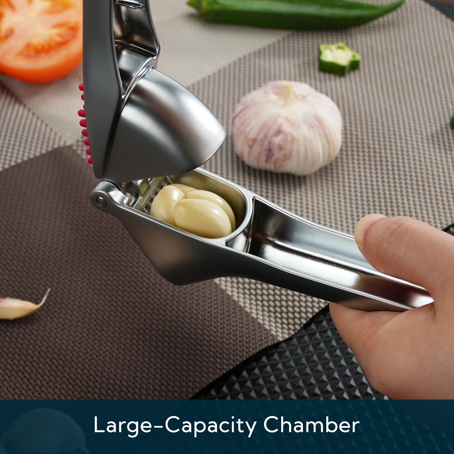 KITCHENDAO Hochleistungs-Knoblauchpresse mit integriertem Schaber und Reinigungsschieber, Knoblauchzerkleinerer aus Zinklegierung, Garlic Press mit großem Behälter (Kein Schälen Nötig) 4