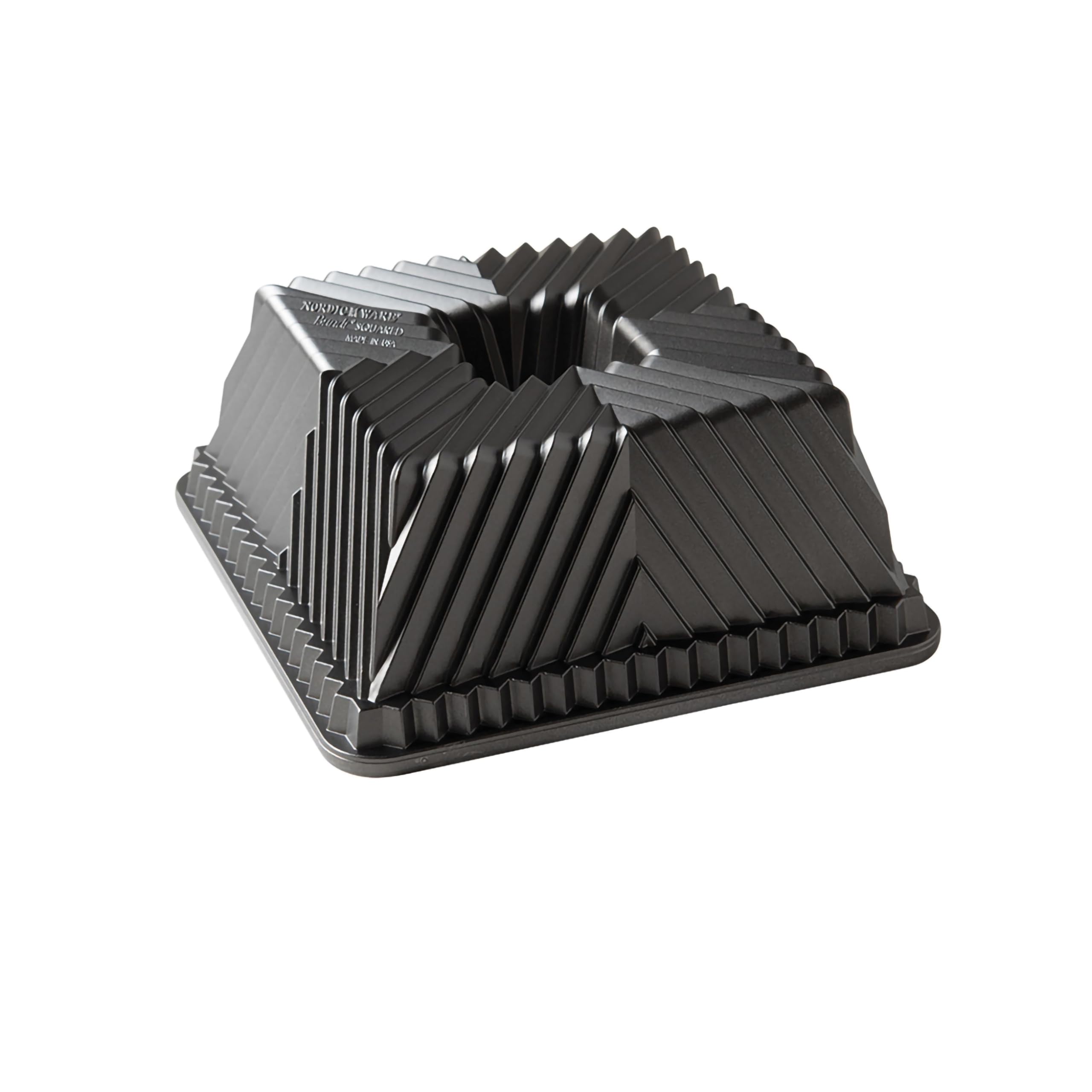 Nordic Ware Bundt Squared Bundt Pan, Square Cast Aluminium Bundt Tin, Bundt Cake Tin with Geometric Pattern, Premium Cake Mould Made in The USA, Colour: Graphite 80577