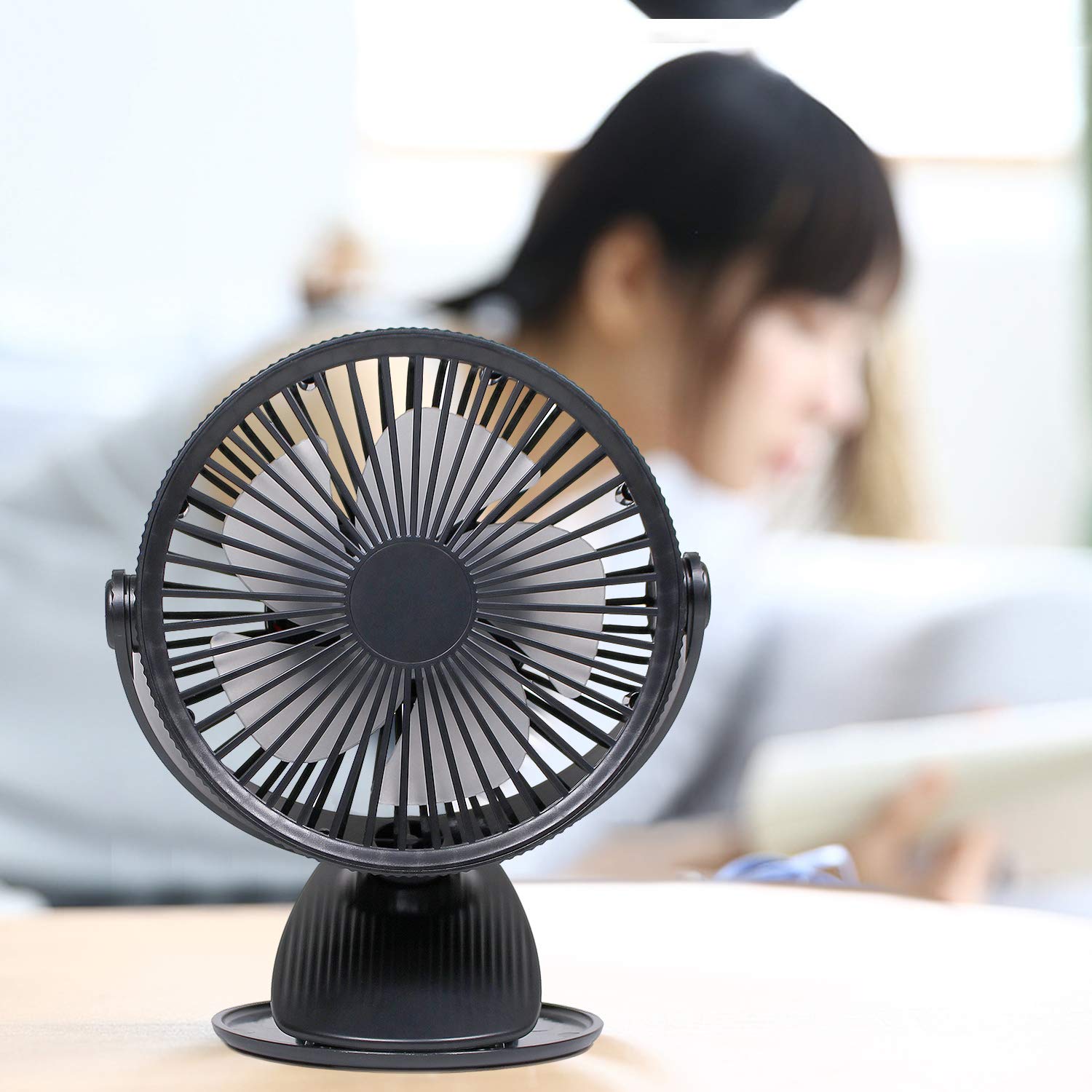 LATITOP Ventilador de Escritorio con Clip USB Mini Ventilador de Enfriamiento Personal Mesa Portátil Ventilador Electrónico 360 ° Rotación Enfriador De Aire Verano para El Dormitorio De La Oficina En Casa