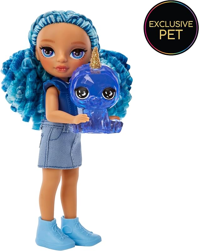 Littles - Sapphire Bradshaw - Muñeca de Moda Pequeña y Articulable - Muñeca Azul de 14 cm con Bolso y Mascota Mágica Yeti - Adecuada para Niños y Coleccionistas