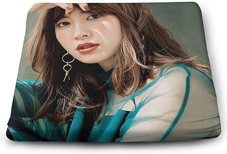 Amazon Co Jp 小嶋陽菜 写真 座布団 クッション 座り心地いい おしゃれ かわいい ふわふわ お尻が痛くならない 腰痛対策 抗菌 防臭 通気性 洗える 正座 自宅用 オフィス 居酒屋 飲食店 椅子用 車用クッション 約35 38cm ホーム キッチン