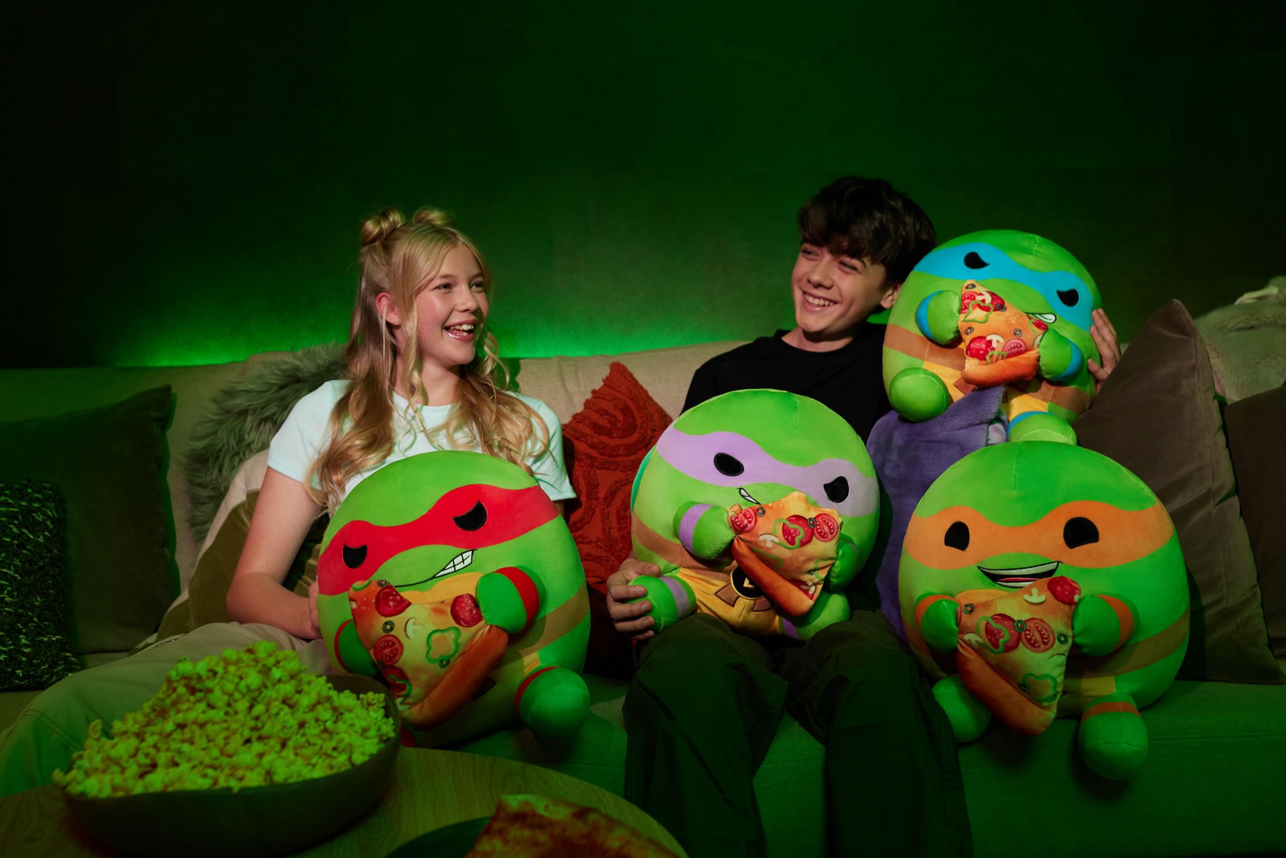 Snackles Teenage Mutant Ninja Turtles Edition von ZURU, 35 cm, Plüsch, flauschig-weiches, 35 cm großes Teenage Mutant Ninja Turtles Plüschspielzeug mit Pizza-Accessoire. (Leonardo) 6