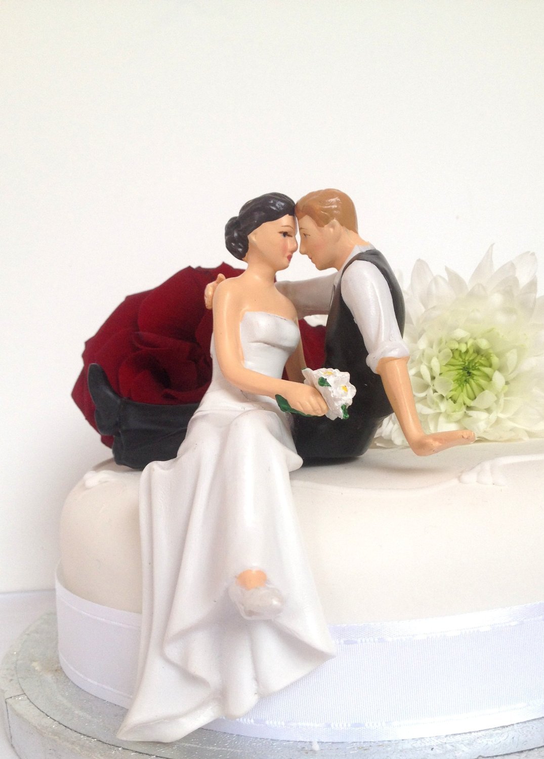 DreamWedding-UK "The Look of Love Wedding Cake Topper Couple So Much in Love New Hair Choice, Artificial Resin, Brunette Bride/Blond Groom, 5 x 12 x 12 cm