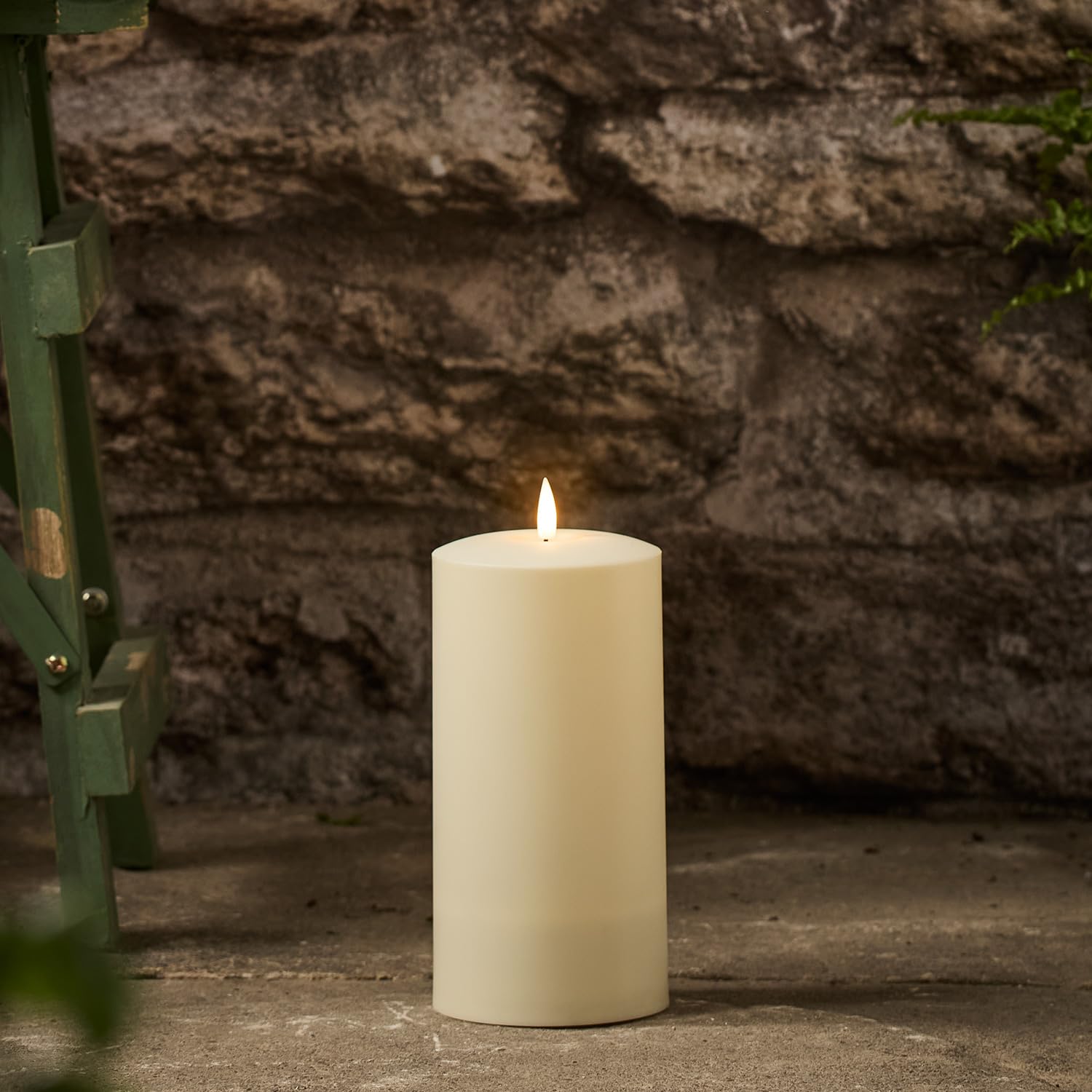 Lights4fun 20cm Solar Powered Waterproof TruGlow® LED Flameless Garden Patio Candle Realistic Warm White Flickering Flame