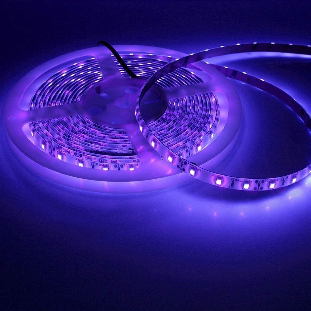 Wasserdichter UV Schwarzlicht LED Streifen 5 Meter mit 300 Stück 3528 UV-SMD, 12V Netzteil und IP65 Zertifizierung. Lichterkette / Lichtstreifen [Energieklasse A+]