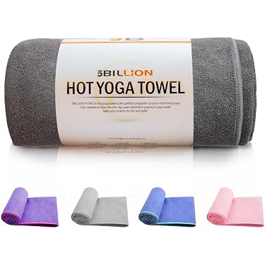Un tapis de yoga, des poids et une serviette prêts pour une séance d