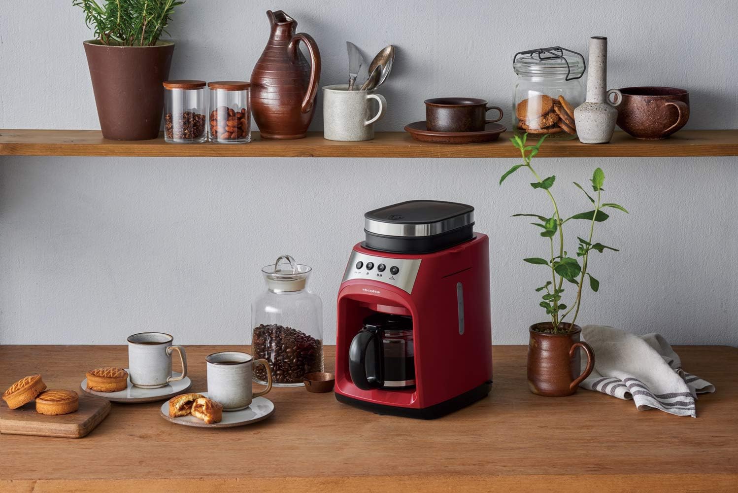 カウンター上のコーヒーと菓子、全自動コーヒーメーカーなど